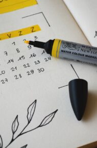 Calendario giallo con marcatore giallo