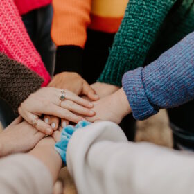 Le mani di persone diverse si stringono fra loro