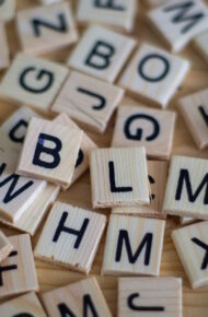 Tasselli di legno marroni con lettere